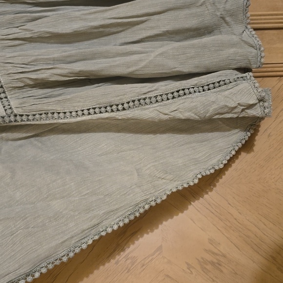 Be Boho olive green batwing sleeved top in a size medium with sheer lattice desi - Picture 9 of 10